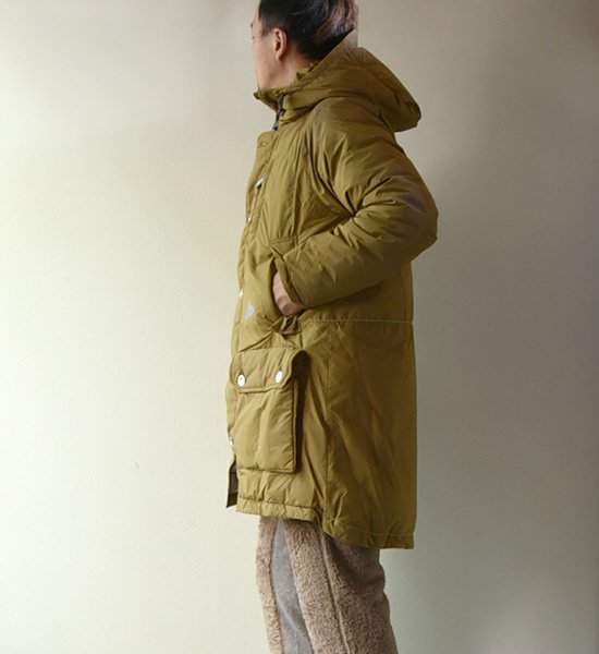 ★30%off 【and wander】アンドワンダー men's tough down coat "Camel"