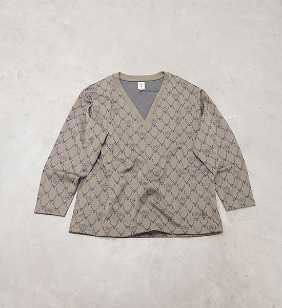 【South2 West8】サウスツーウエストエイト String V Neck Shirt-Poly Jq./Skull&Target "Khaki"