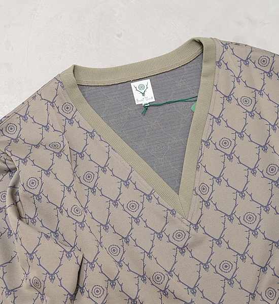 【South2 West8】サウスツーウエストエイト String V Neck Shirt-Poly Jq./Skull&Target "Khaki"