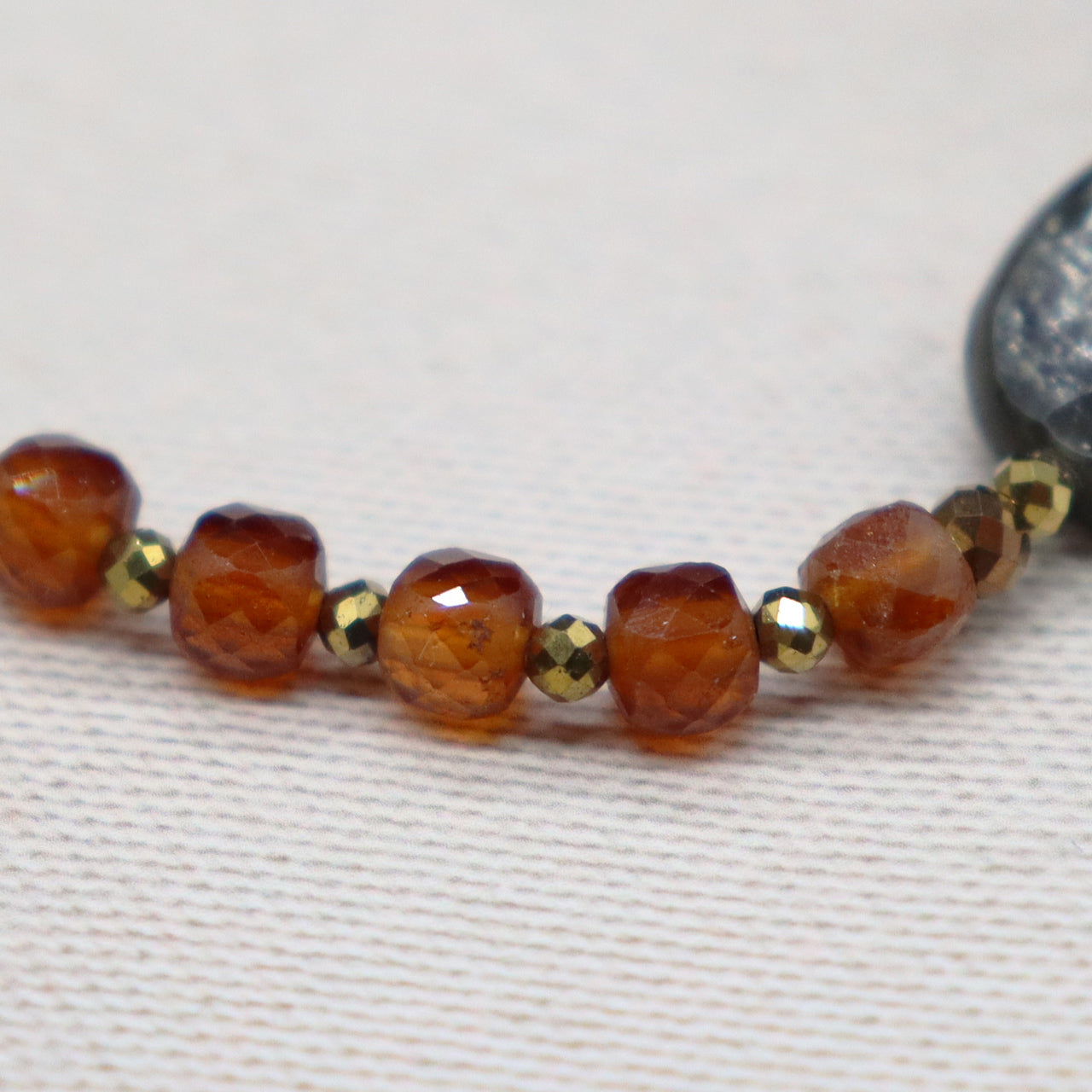 【La・Fall Marrón】亀甲天珠×オレンジガーネット×モスコバイト×アバロニシェル×スモーキークォーツ ブレスレット