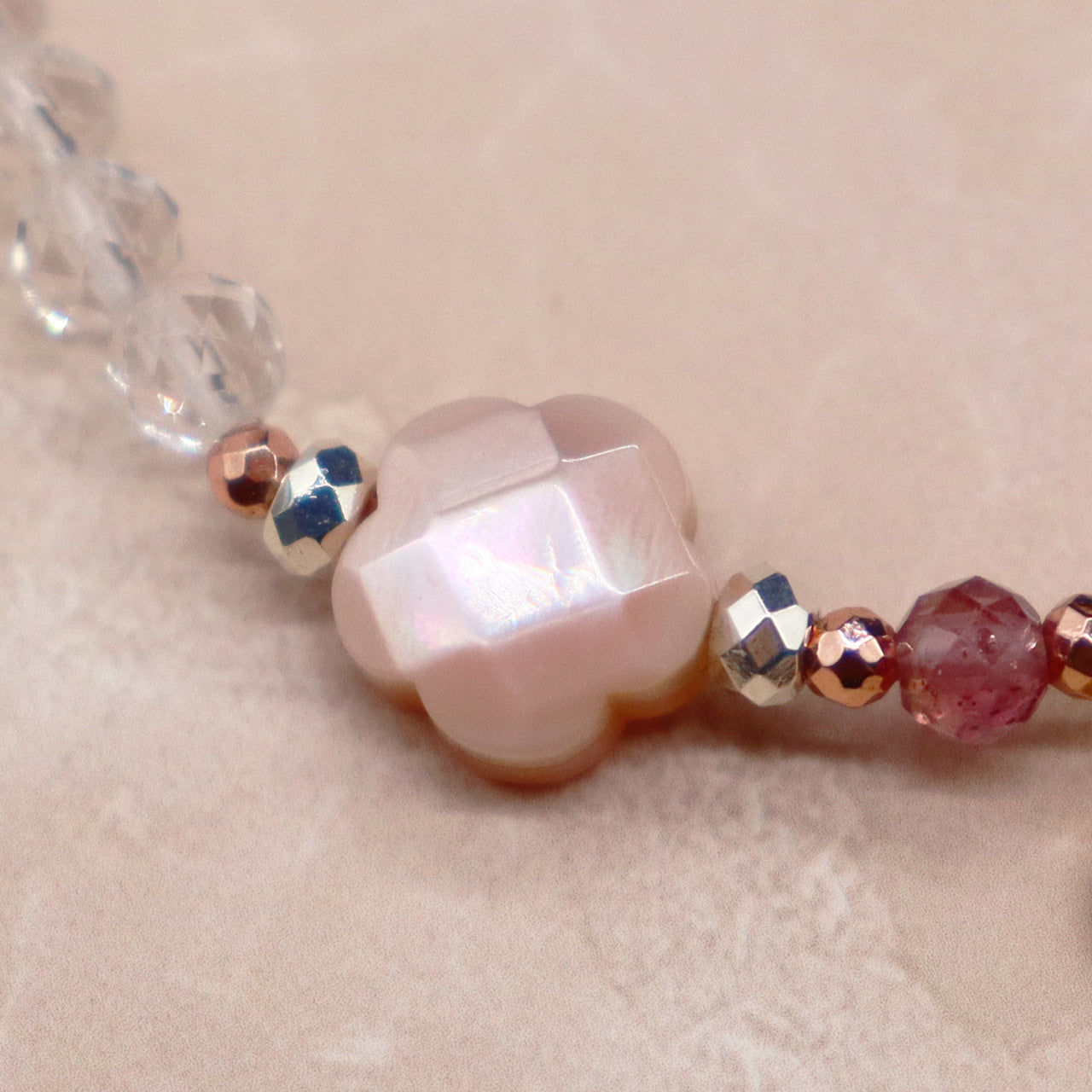 【Shining Like Stardust】水晶×ピンクシェル×ピンクサファイヤ ブレスレット