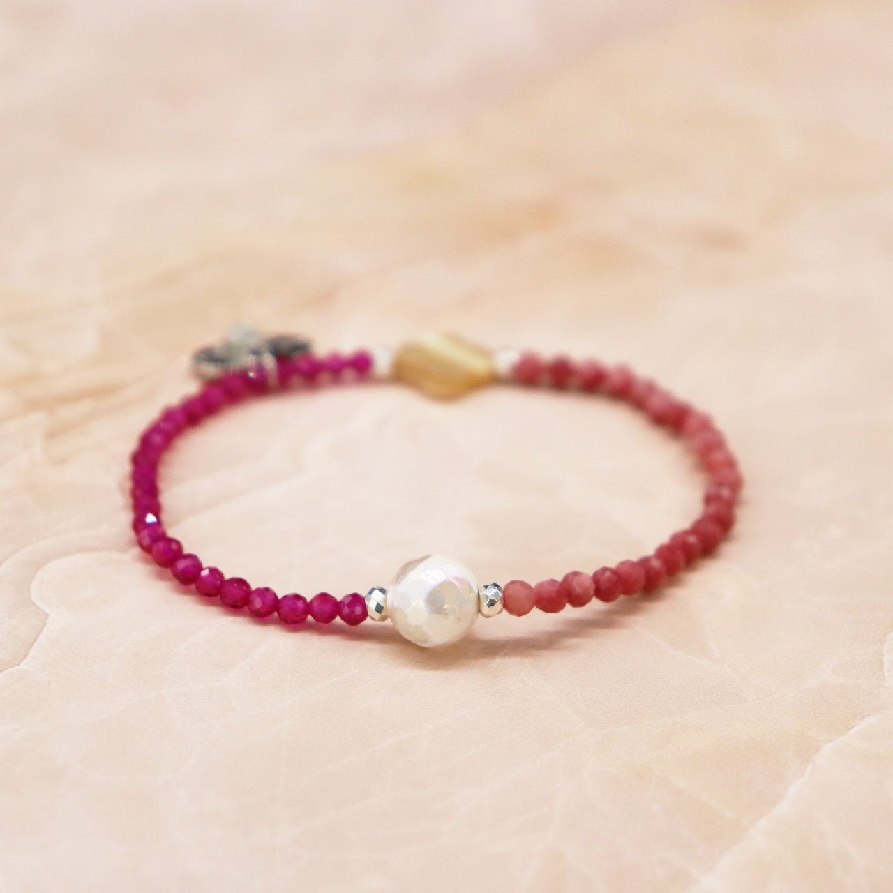 【Flames of Crimson】亀甲天珠×人工ルビー×シリシャスシスト×マザーオブパール ブレスレット