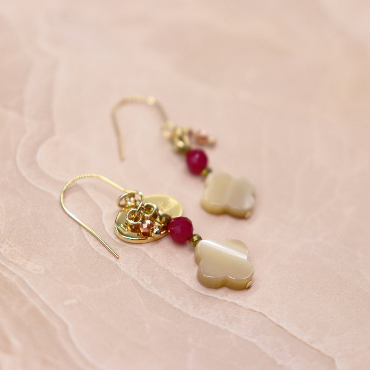 【Flames of Crimson】人工ルビー×マザーオブパール ピアス