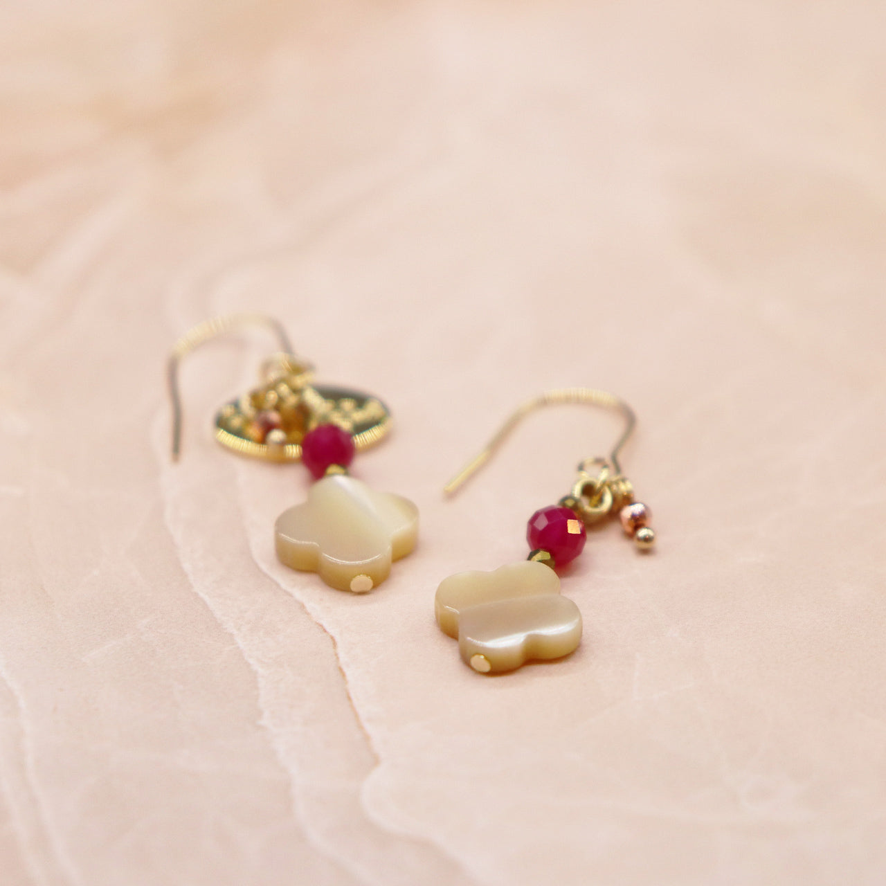 【Flames of Crimson】人工ルビー×マザーオブパール ピアス