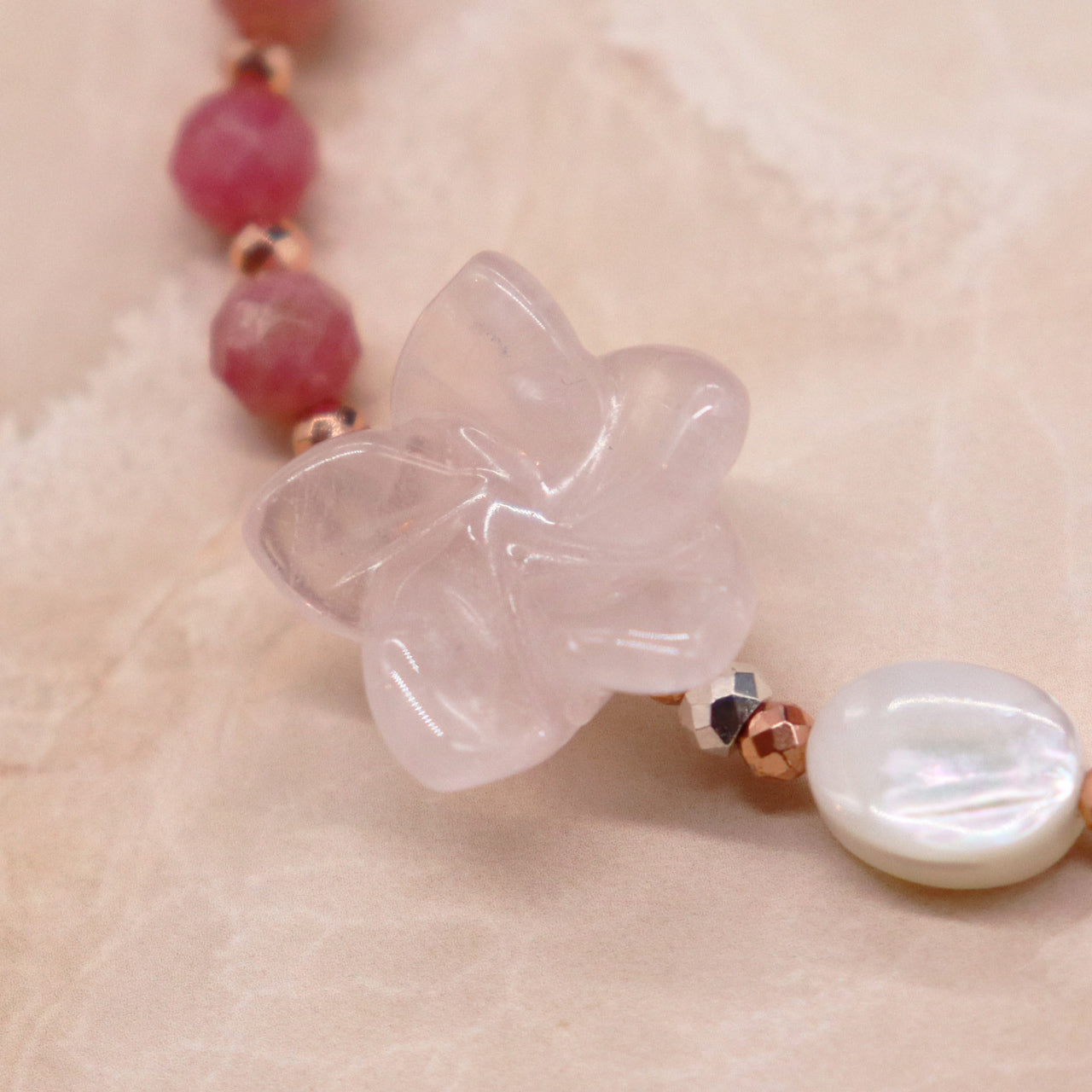 【Blooming Pink Roses】ローズクォーツ×ロードナイト×マザーオブパール ブレスレット